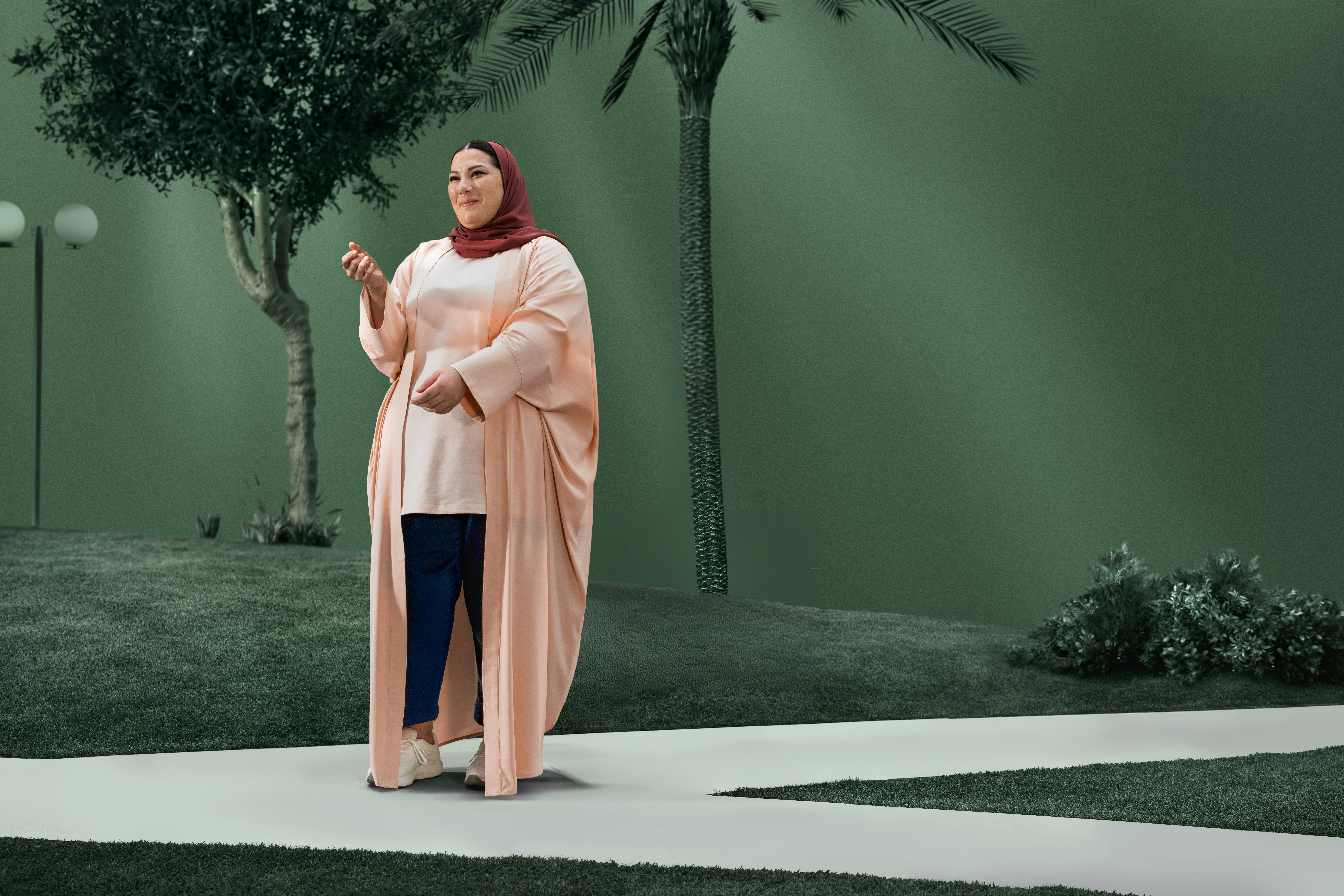 امرأة قوية تعاني من السمنة أزالت أحزمة المقاومة بعيدًا عن ذراعها بينما لا تزال بعضها تجذبها للخلف